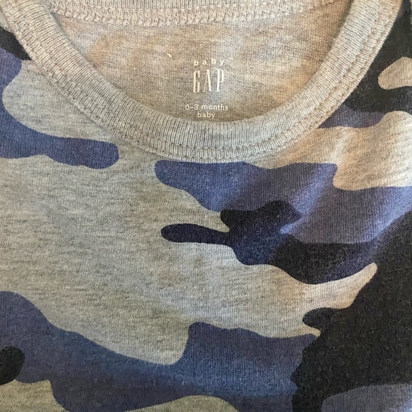 BabyGap Short Sleeve Camouflage Onesie Size 0-3 Months - Picture 2 of 3